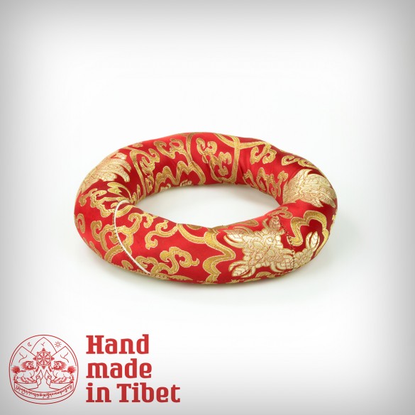 STOJAK / PODUSZKA POD MISY WYKONANA Z JEDWABIU – ŚREDNICA 23cm czerwona