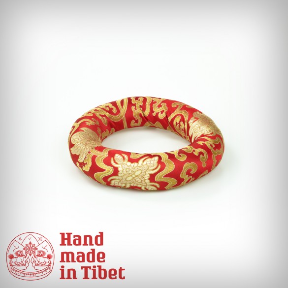 STOJAK / PODUSZKA POD MISY WYKONANA Z JEDWABIU – ŚREDNICA 21cm czerwona