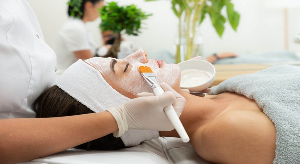 Kwasy w pielęgnacji skóry – co powinniśmy o nich wiedzieć